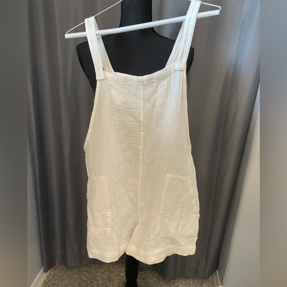 39. Colsie Linen Short Overalls, Off White, Size XS, NWT